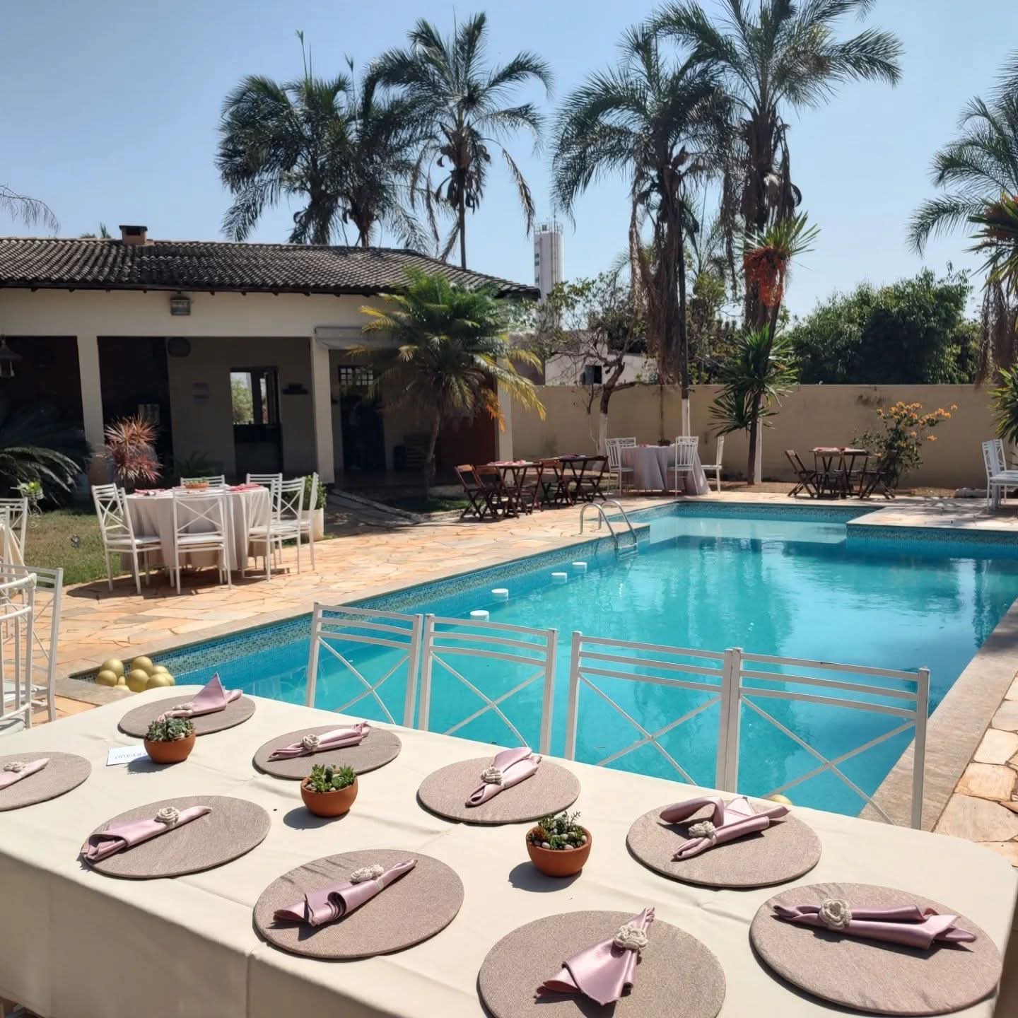 Mesa principal ao lado da piscina