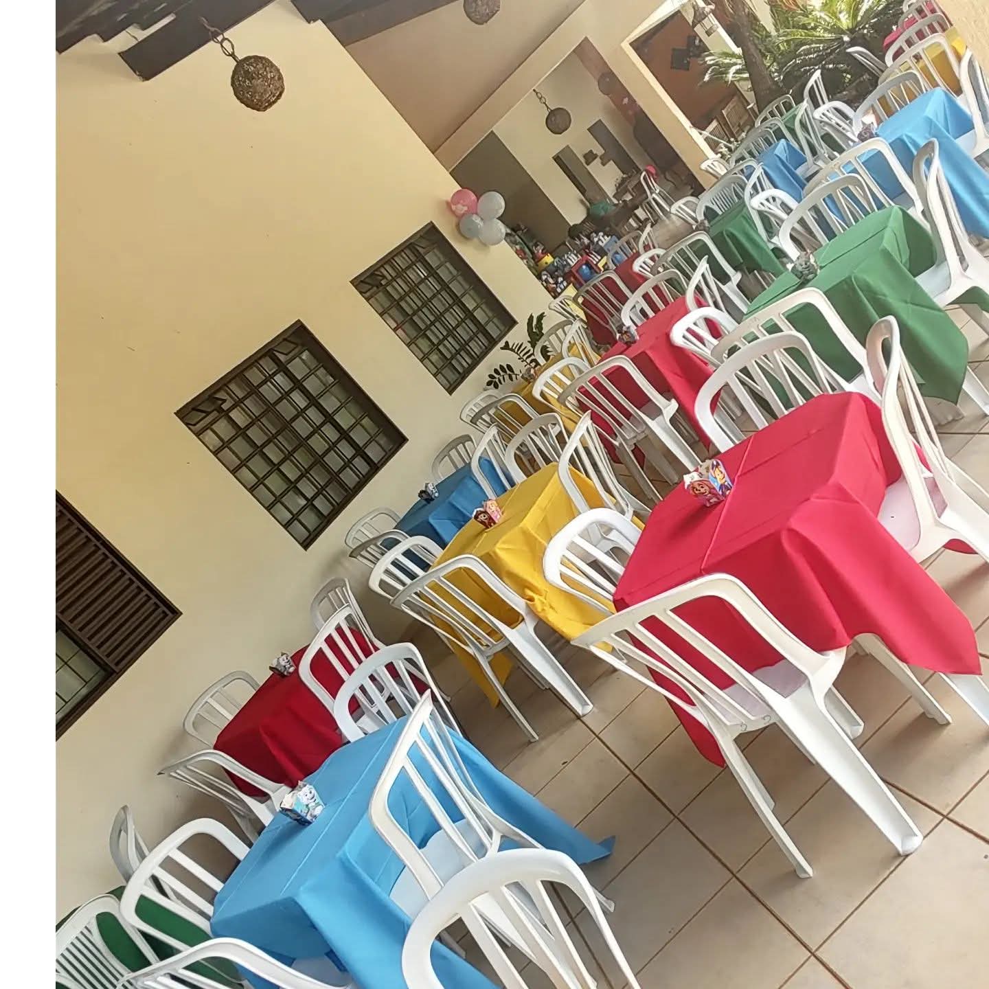 Salão com mesas coloridas